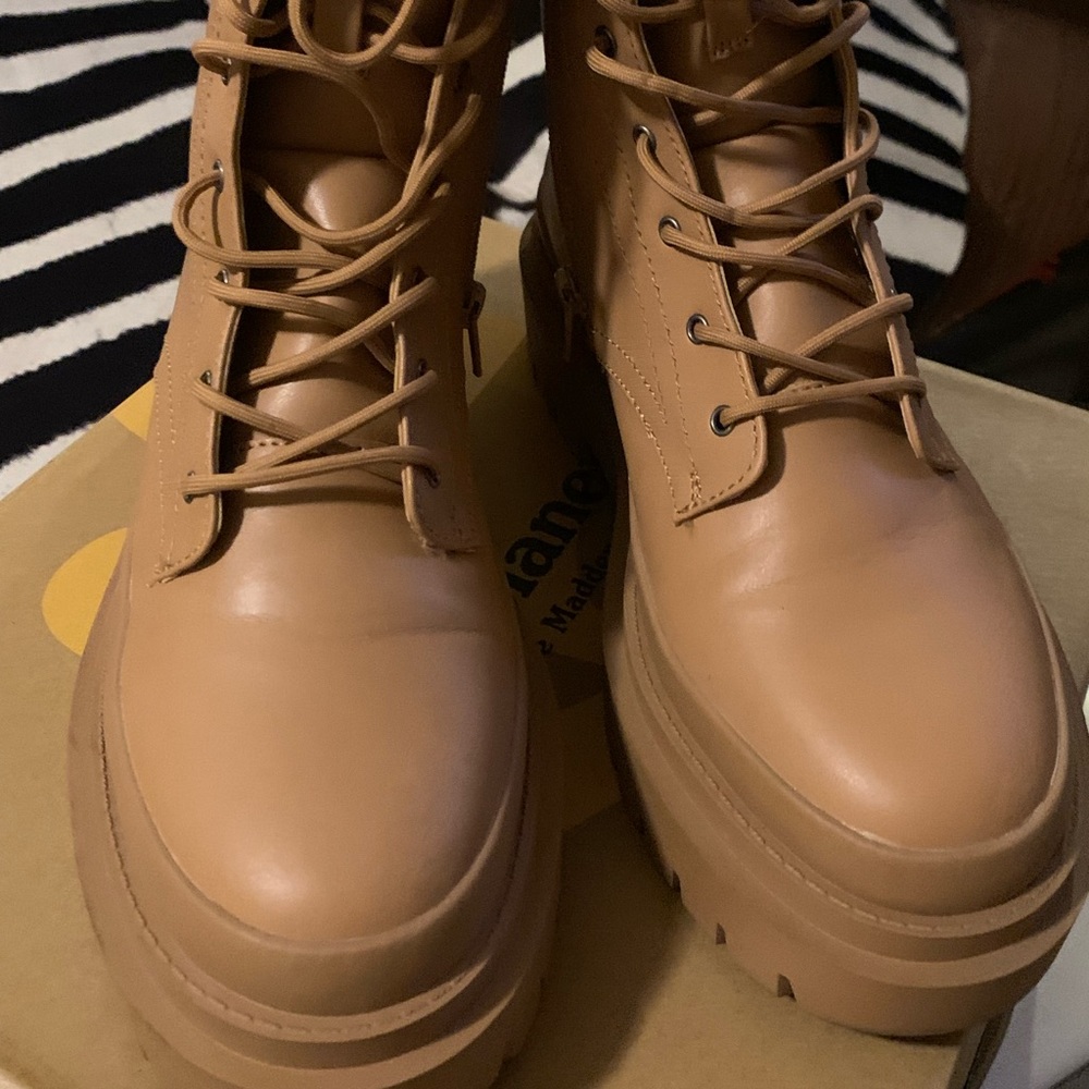 Steve Madden tan combat boots worn once. Great boots